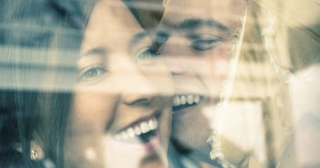 Oxytocin – das Bindungs- und Kuschelhormon Liebevolles Paar, Lachen