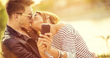Hält die Liebe, die Online begann? Küssendes Paar