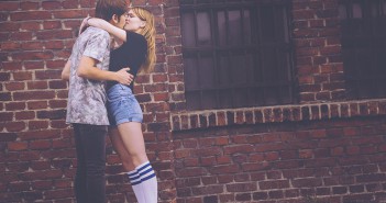 Junge Liebe: jedem Anfang wohnt ein Zauber inne Liebe, Paar, Kuss, Romantik