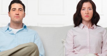 18 Sätze, die ein Paarberater nicht mehr hören möchte Paar auf der Couch