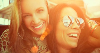 Liebeskummer SOS: Was tun, wenn die beste Freundin immer Pech in der Liebe hat? Lachende Freundinnen