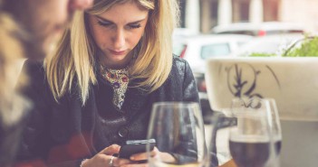 10 Dinge an denen Sie merken, dass Ihr Date Social Media süchtig ist Ist ihr Date Social Media süchtig?