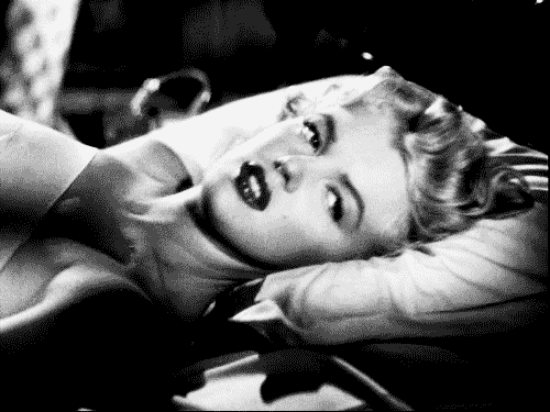 giphy.com/gifs/bed-marilyn-monroe-uUviw2E1YkbbG