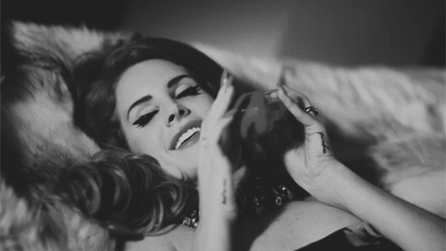 giphy.com/gifs/lana-del-rey-phone-gif-E2NnEEciUNXqg