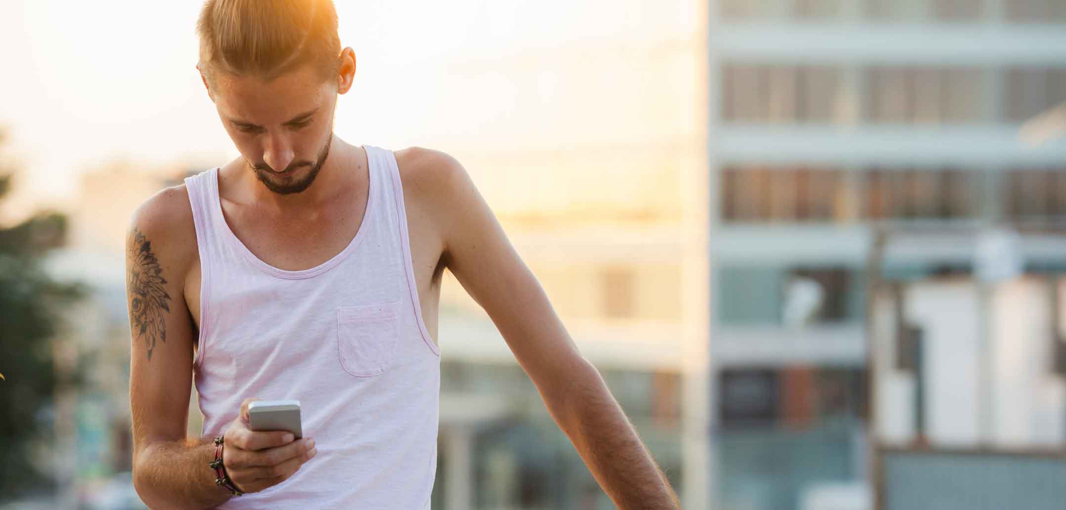 Kuss smiley schickt mann Flirten bei