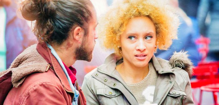 Zwei frauen flirten miteinander