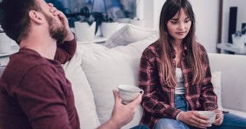 7 Sätze, die Sie sich abgewöhnen sollten, wenn Sie Ihren Partner nicht nerven wollen Die richtige Kommunikation mit dem Liebsten ist wichtig, um einer schlechten Stimmung auf dem Weg zu gehen