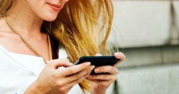 Wie reagieren Männer auf mutige Frauen? Ein Lächeln kann ein Signal zum Flirt sein