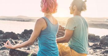 So gut ist Meditation für die Beziehung Meditation macht den Blick auf die Dinge klarer