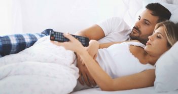 Liebeskiller Netflix: Studie zeigt, wie schlecht Filme und Serien für die Leidenschaft sind Fernsehgucken schadet dem Sexleben