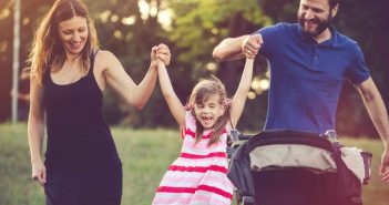 Darum brauchen Kinder Tanten und Onkel Tanten und Onkel spielen eine bedeutende Rolle im Leben des Kindes
