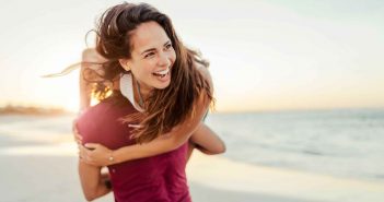 Warum eine Reise ins Unbekannte gleichzeitig ein Rezept zum Verlieben ist Ab in den Urlaub und die Liebe ankurbeln