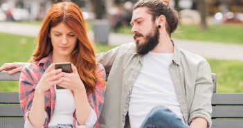 „Mein Freund überwacht mich ständig“: Zum Umgang mit extrem wachsamen Partnern Wenn er zu wachsam ist und ihr Handy kontrolliert