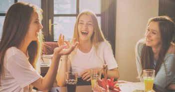10 Überlebens-Tipps nach einer Trennung Sich mit Freundinnen zu treffen, hilft gegen Liebeskummer