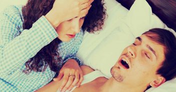 Flucht aus dem Ehebett: Was hilft verdammt nochmal beim Schnarchen des Partners?