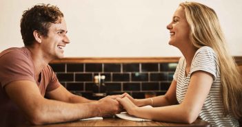 Der Kleine Dating-Knigge: 10 Benimmregeln, die heutzutage leider viel zu selten befolgt werden Wie Sie beim Date gut ankommen - und was Sie nicht tun sollten