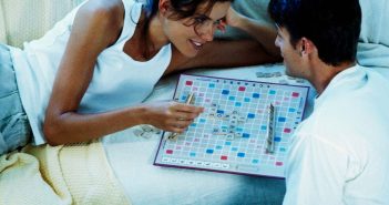 Den Partner neu entdecken? Greifen Sie zur Spielesammlung! Spiele spielen fördert die Kommunikation in der Beziehung