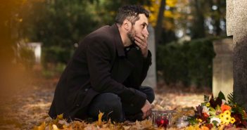 Nach dem Tod der großen Liebe: Wie viel Trauer ist normal? Er trauert jahrelang um seine verstorbene Frau