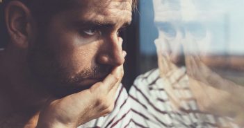 In die Leere lieben: Wie es ist, einen depressiven Partner zu haben Depressionen verändern das ganze Leben des Betroffenen und seiner Lieben