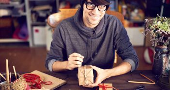 Über diese 9 Geschenke zum Valentinstag freuen sich Frauen wirklich Männer, setzt bei Valentinstagsgeschenken auf Originelleres als Blumen!