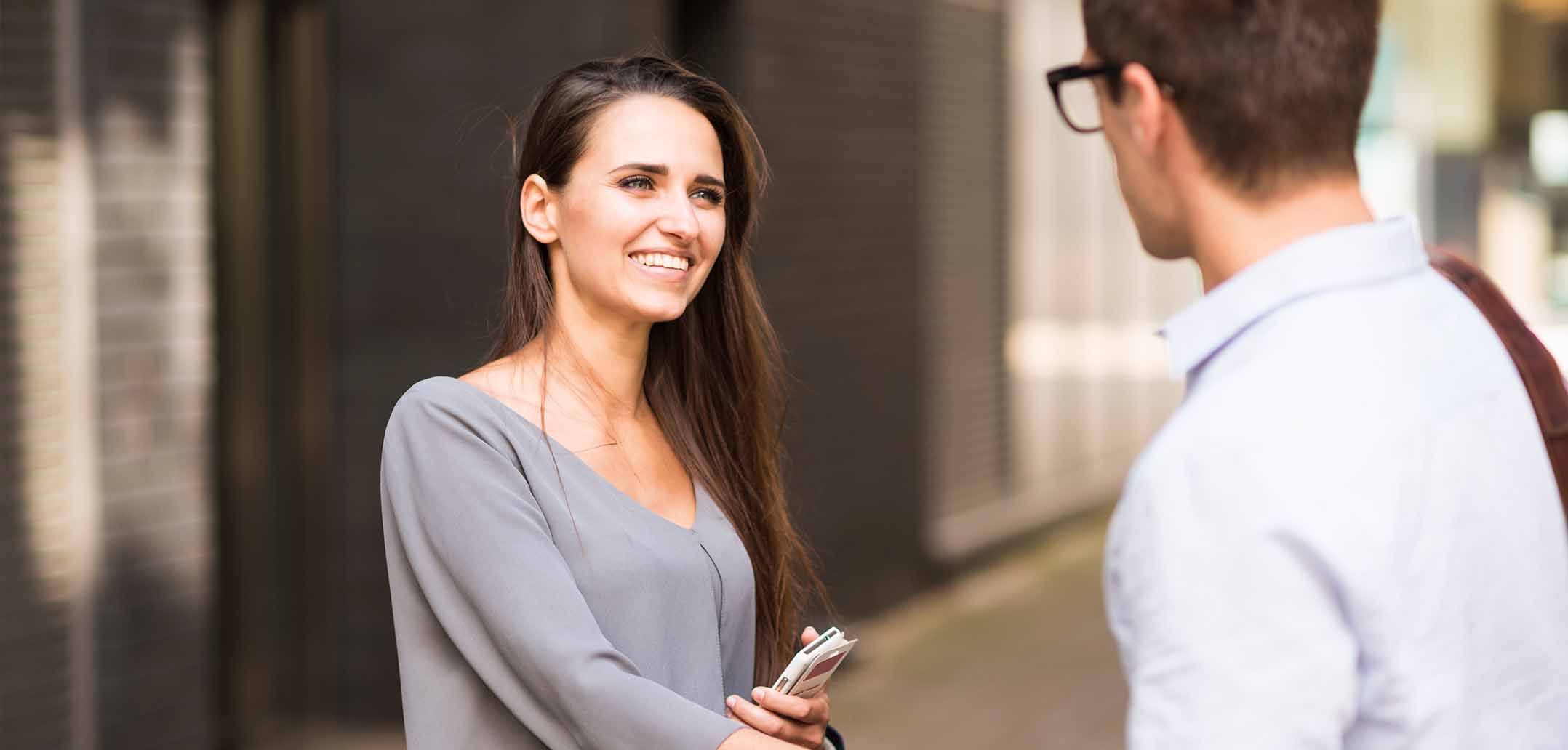 Wie begrüßt man sich korrekt beim Ersten Date?