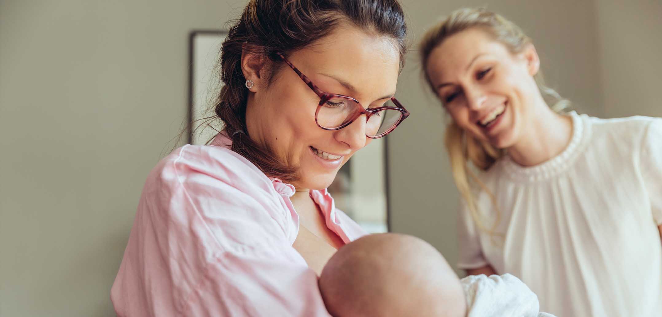 Eine Hebamme kann vielen Schwangeren helfen, sich in die neue Mama-Rolle einzufinden