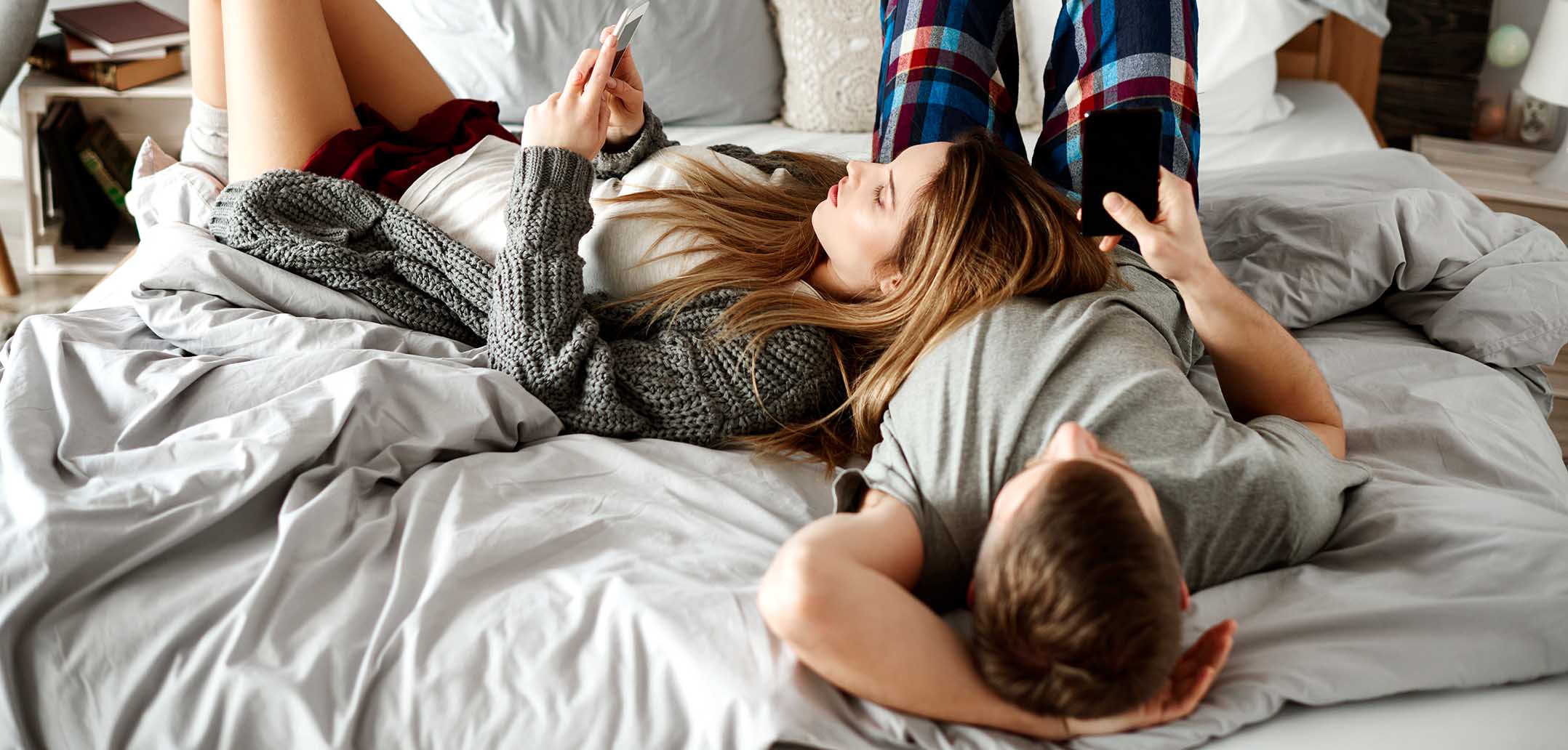 Finger weg vom Smartphone im Bett