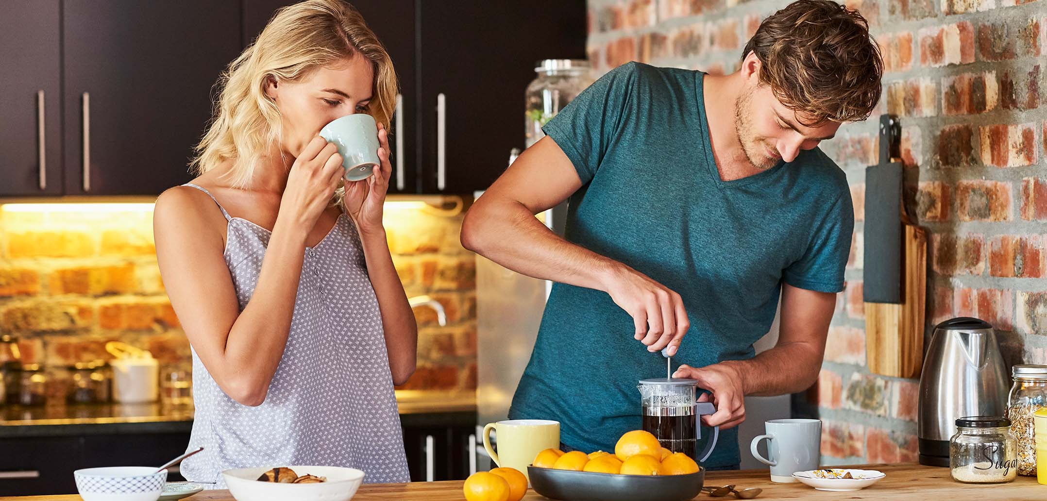 Paar macht gemeinsam Kaffee