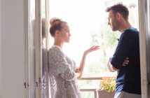 Vom Softie zum Alpha – Wenn der Partner sich auf einmal verändert Paar diskutiert