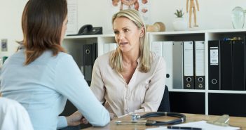 Krankschreibung wegen Liebeskummer: Ist das möglich? Wegen Liebeskummer zuhause bleiben