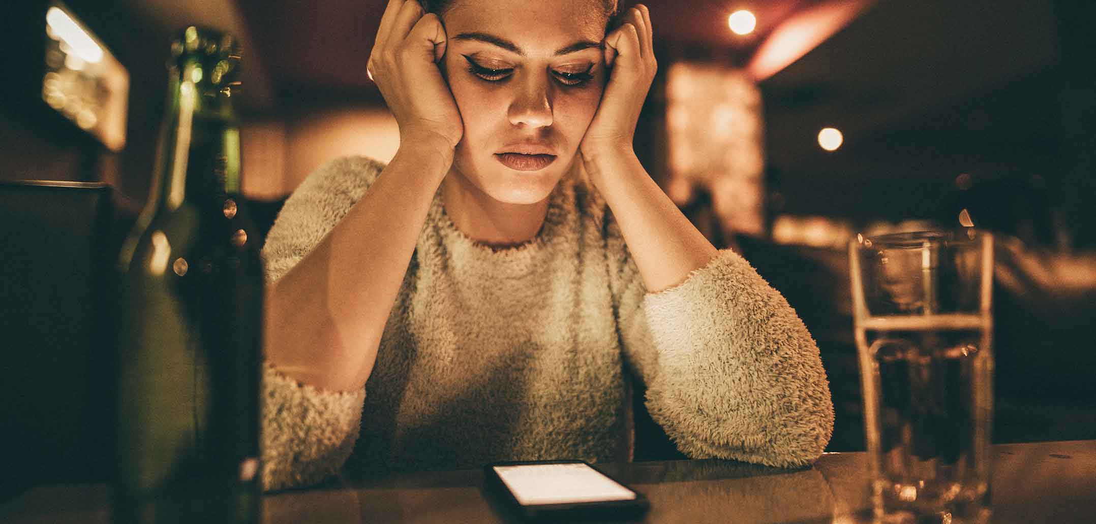 Frau guckt auf Handy