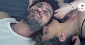 „Würden Sie bitte mit mir schlafen?“ – So sagst du im Bett was du wirklich willst! Frau flüstert Mann ins Ohr