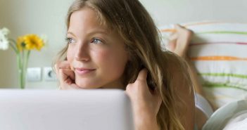 Slow-Dating, Dick-Pics und niveauvolle Online-Partnersuche – Ein Interview mit Lisa Fischbach Frau am Laptop