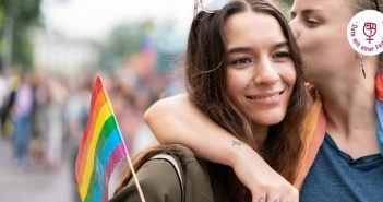 Jeder Tag ein Protest? Zwei frauen protestieren