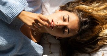 Sie hat Bock – Ein Buchtipp Frau auf dem Bett