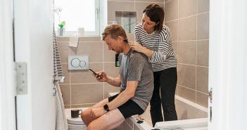Beziehungskrise wegen Corona-Haircut Frau schneidet dem eigenen Mann die Haare