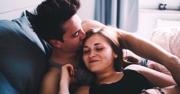 Hurra! Die Corona-Beziehungskatastrophe ist ausgeblieben Kuschelndes Paar