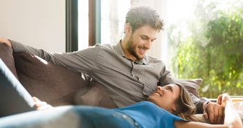 10 Gründe für eine Beziehung – Das Glück der Zweisamkeit Paar auf Couch