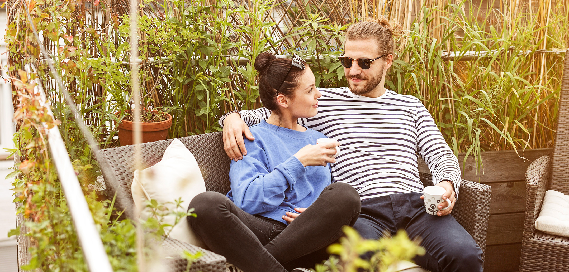 Paar im Grünen auf einem Gartensofa