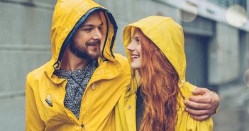 Keine Angst vor Paarsymbiose Pärchen im Partnerlook lächelt sich verliebt an