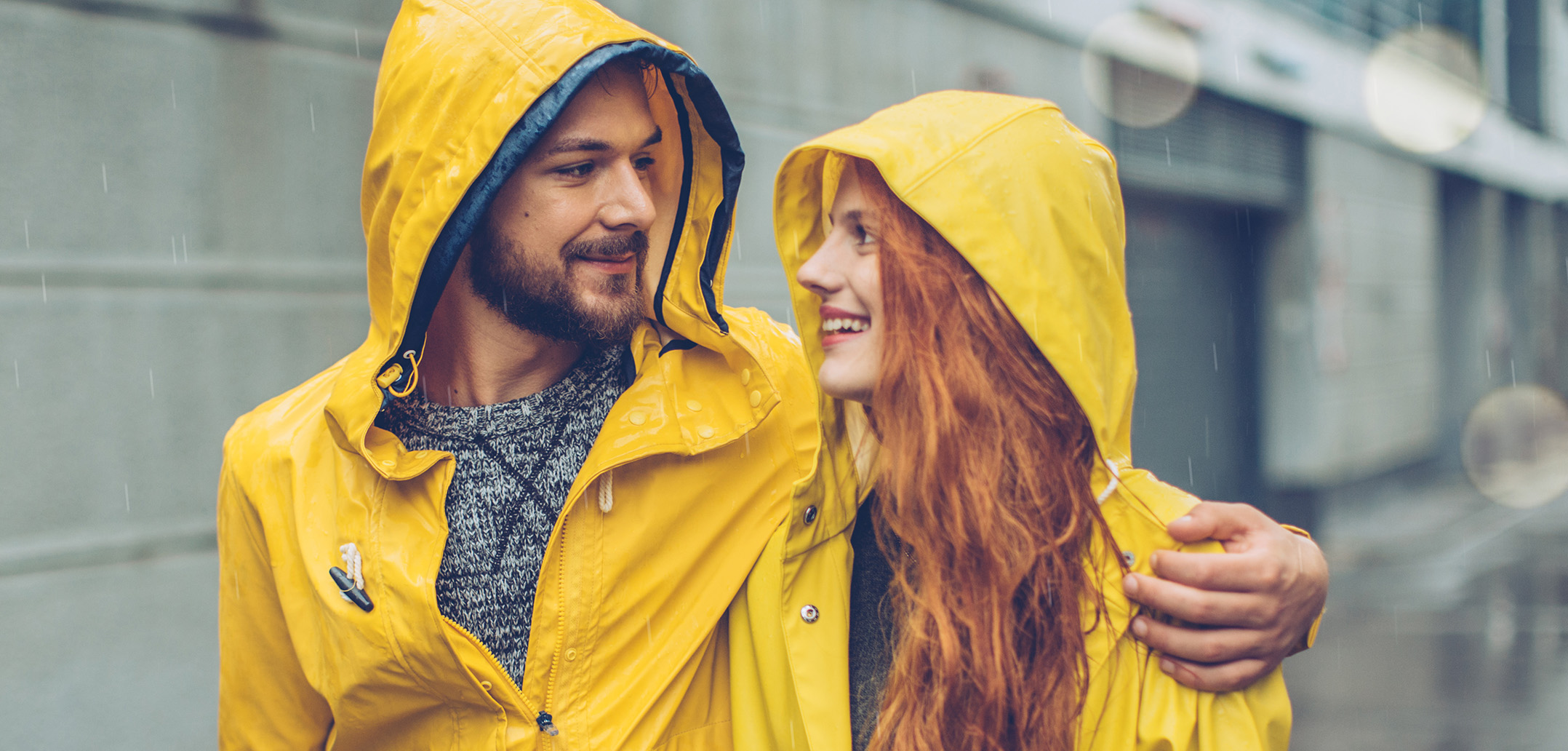 Pärchen im Partnerlook lächelt sich verliebt an