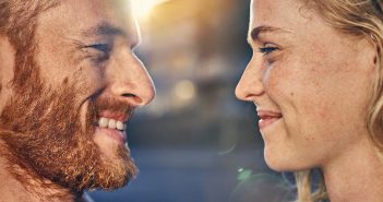 Liebe wie Magnetismus Paar schaut sich glücklich in die Augen