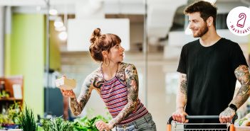 Offene Beziehung auf dem Dorf – Offen oder heimlich ausleben? Die Blicke von einer Frau und einem Mann treffen sich im Supermarkt