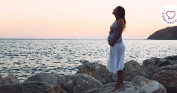 Vater werden ist nicht schwer … Schwangere Frau am Meer
