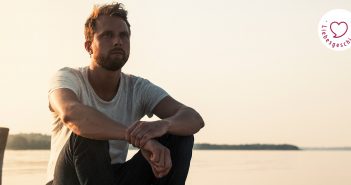 An meine Frau, die ich verloren habe Mann am Wasser blickt in die Ferne