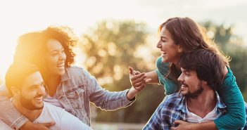 Beziehungsanarchie, weil Liebe keine begrenzte Ressource ist Glückliches Vierer-Pärchen beim Huckepack