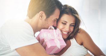 Push Present: Für jede Presswehe ’nen Klunker Mann überreicht Frau im Bett ein Geschenk