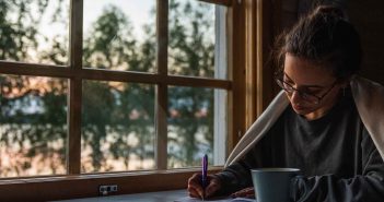 Liebeskummer bewältigen in 99 Tagen – Ein Buchtipp Frau bewältigt Liebeskummer