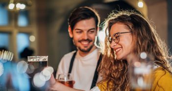 Anmachsprüche: Können sie gelingen? Mann und Frau flirten an der Bar