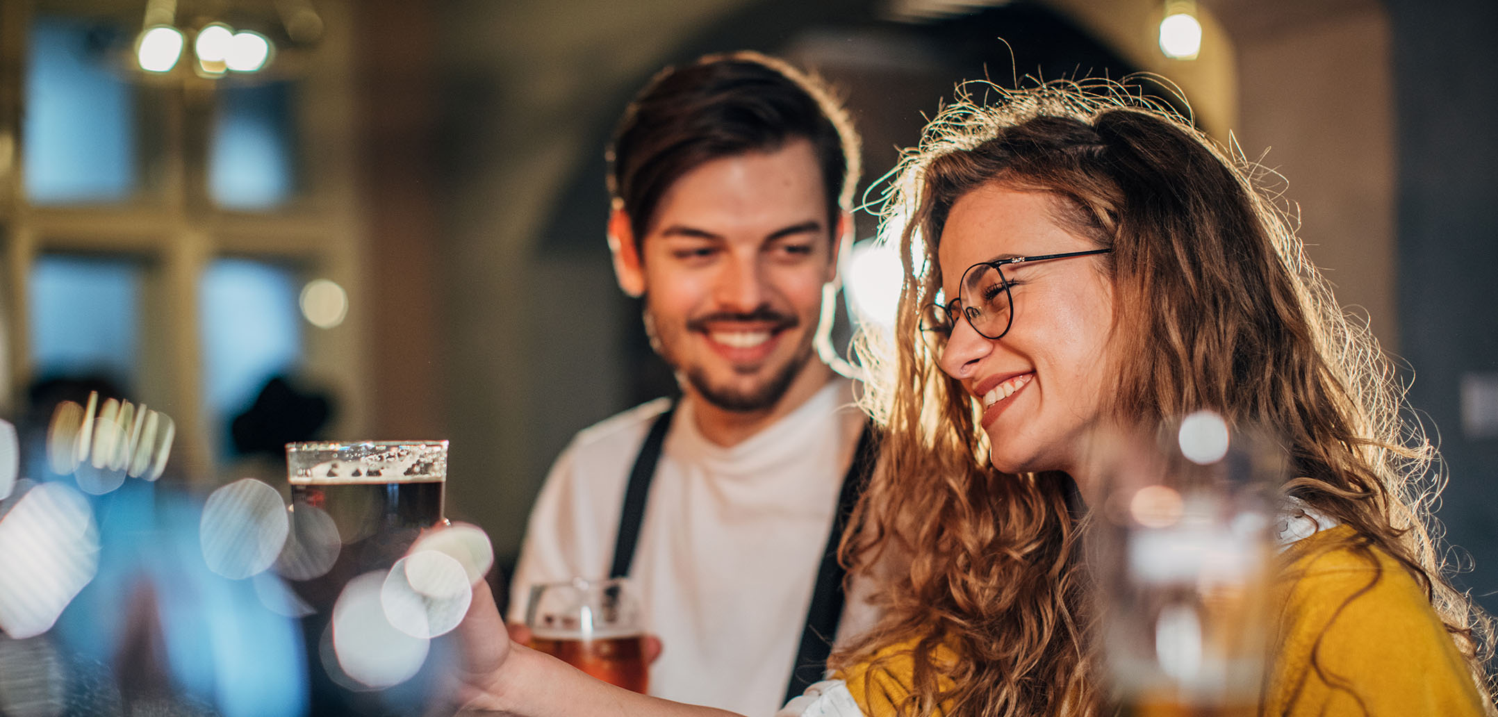 Mann und Frau flirten an der Bar